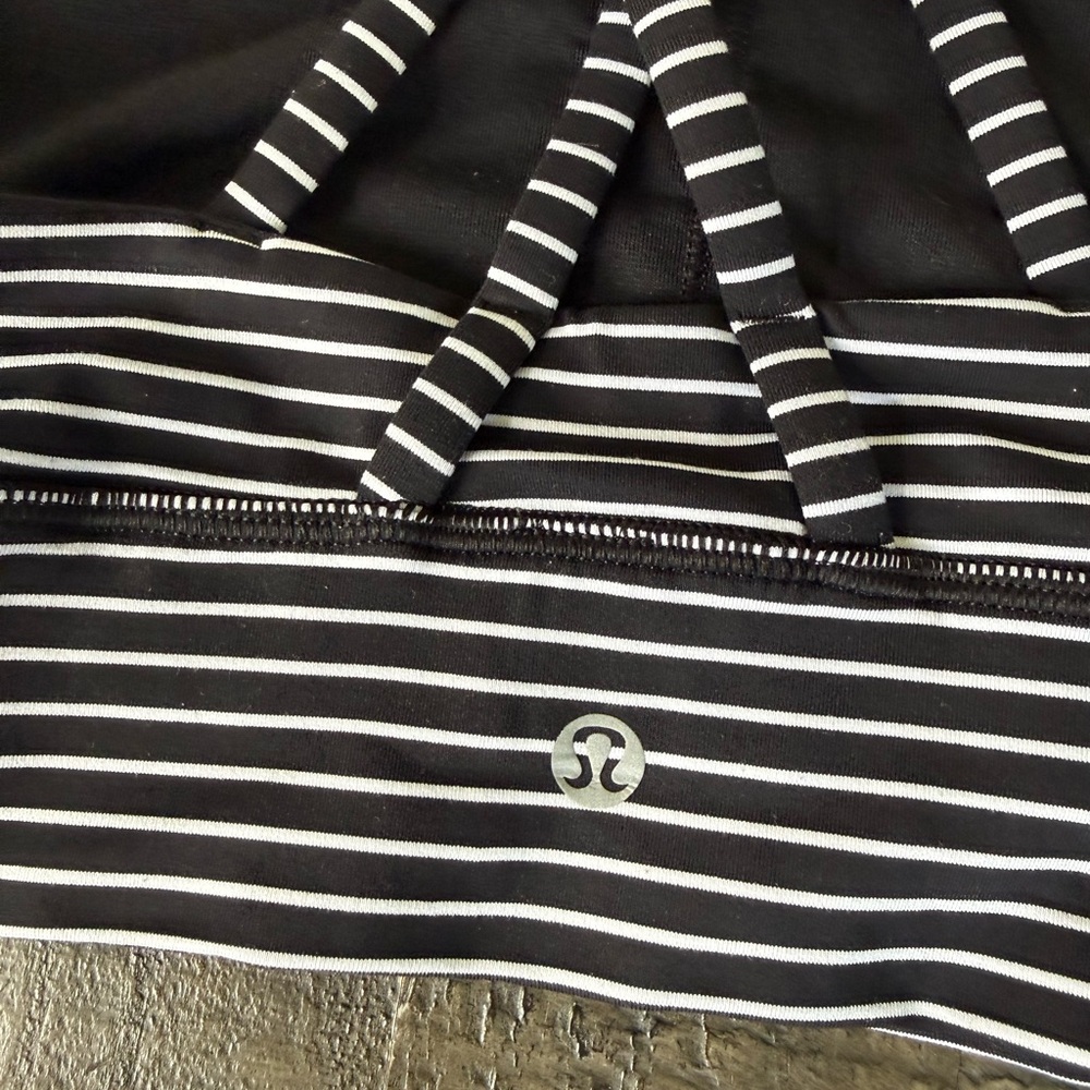 Lululemon Energy Long Line Bra Mod Stripe B/W Size 4 EUC - Picture 6 of 7